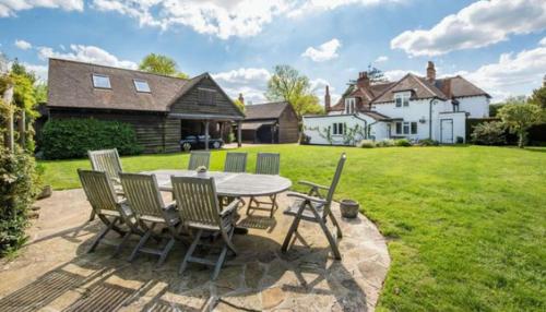 6 Bed Mansion With Tennis Court & Swimming Pool in Leathethead 6 Bed Mansion With Tennis Court & Swimming Pool in Leathethead