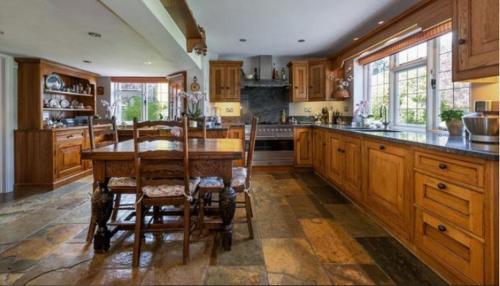 6 Bed Mansion With Tennis Court & Swimming Pool in Leathethead 6 Bed Mansion With Tennis Court & Swimming Pool in Leathethead