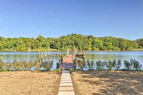Cozy Lakeside Maryland Home - 12 Mi to Dtwn! in Glen Burnie (MD) Cozy Lakeside Maryland Home - 12 Mi to Dtwn! in Glen Burnie (MD)