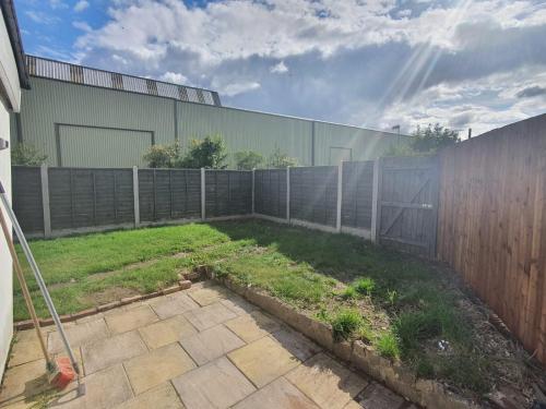 Garden, Stylish and homey 3 bedroom house with free parking & Wi-Fi in Sutton Coldfield Garden, Stylish and homey 3 bedroom house with free parking & Wi-Fi in Sutton Coldfield