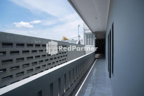 ระเบียง/ชานเรือน, Athena House Syariah Near The Park Mall Solo Baru Mitra RedDoorz near เดอะพาร์ค ระเบียง/ชานเรือน, Athena House Syariah Near The Park Mall Solo Baru Mitra RedDoorz near เดอะพาร์ค