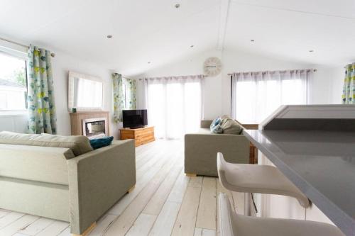 Spacious Luxurious Lakeside Lodge close to the Beaches in Merston Spacious Luxurious Lakeside Lodge close to the Beaches in Merston