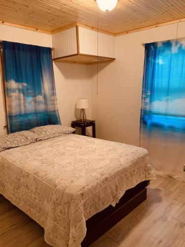 Lakefront Cottage w/ Private Beach- Niagara in Lewiston (NY) Lakefront Cottage w/ Private Beach- Niagara in Lewiston (NY)