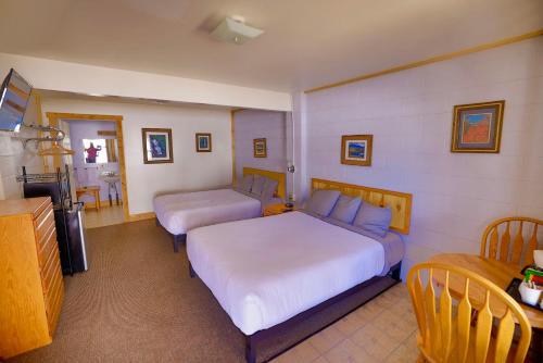 Guestroom, Canyon View 2 Queens in Silverton (CO) Guestroom, Canyon View 2 Queens in Silverton (CO)