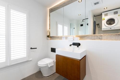 Bathroom, Barangaroo Park Apartments by Urban Rest in The Rocks Bathroom, Barangaroo Park Apartments by Urban Rest in The Rocks