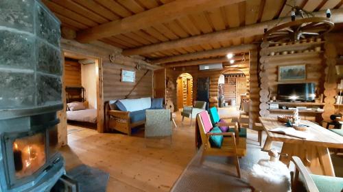 Közös társalgó / TV, Raistiko Talu- Farmhouse, off-grid cabin and more in Viljandimaa Közös társalgó / TV, Raistiko Talu- Farmhouse, off-grid cabin and more in Viljandimaa