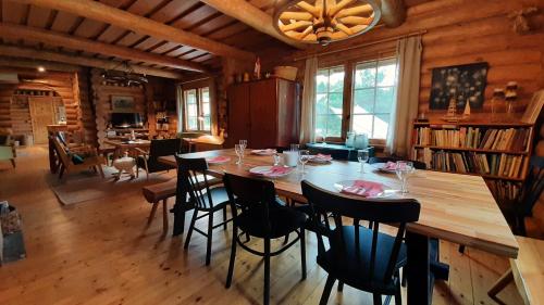 Közös társalgó / TV, Raistiko Talu- Farmhouse, off-grid cabin and more in Viljandimaa Közös társalgó / TV, Raistiko Talu- Farmhouse, off-grid cabin and more in Viljandimaa