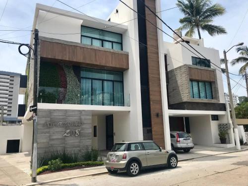 Newer Ground Floor Apartment Near The Beach, Shops