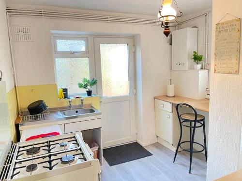 Kitchen, Two Double Bedroom Maisonette with rear garden. in Farnham Kitchen, Two Double Bedroom Maisonette with rear garden. in Farnham
