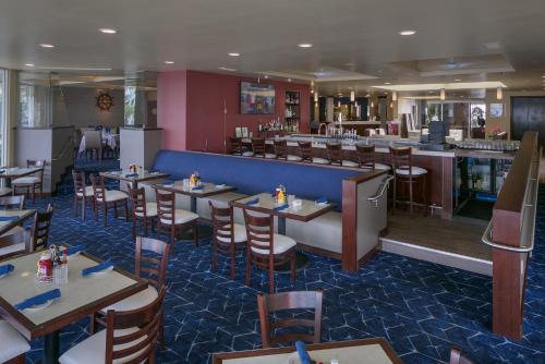 Bar/lounge, Bay Club Hotel and Marina in San Diego Intl. Airport Bar/lounge, Bay Club Hotel and Marina in San Diego Intl. Airport