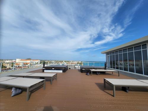 Балкон/тераса, ARUBA DREAM GETAWAY 2BR/2BT OCEAN & POOL VIEW in Оранестад Балкон/тераса, ARUBA DREAM GETAWAY 2BR/2BT OCEAN & POOL VIEW in Оранестад