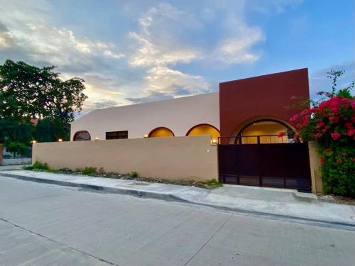 Cheerful & Beautiful 5 Bedroom Home with Pool near Matina Town Square Cheerful & Beautiful 5 Bedroom Home with Pool near Matina Town Square