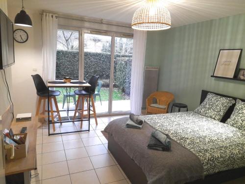 Studio calme dans une belle residence avec piscine • Parking • WiFi in Avenue de Fronton Studio calme dans une belle residence avec piscine • Parking • WiFi in Avenue de Fronton