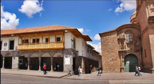Вхід, Katari at Plaza de Armas Cusco in Куско Вхід, Katari at Plaza de Armas Cusco in Куско