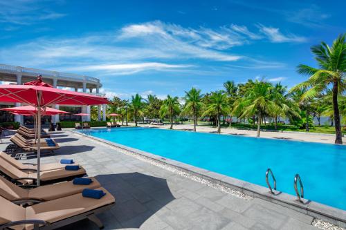 Swimming pool, Paradise Suites Hotel in Tuan Chau Island Swimming pool, Paradise Suites Hotel in Tuan Chau Island