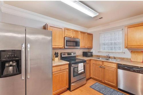 Beautiful Cozy 3-Bedroom Townhome Retreat in Fulton Country Airport Beautiful Cozy 3-Bedroom Townhome Retreat in Fulton Country Airport