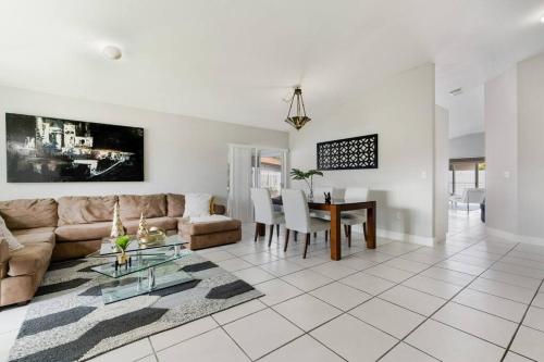 Fantastic 5 Bedroom Home/Heated Pool with Jacuzzi in Tamiami Fantastic 5 Bedroom Home/Heated Pool with Jacuzzi in Tamiami