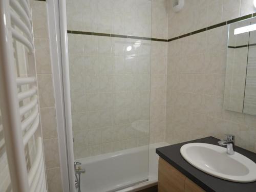 Appartement lumineux au pied des pistes, 6 personnes, Les Menuires - FR-1-452-6 (Appartement lumineux 6 pers, ski aux pieds, balcon sud-ouest, Les Menuires, 3 flocons "Argent" - FR-) in Reberty Appartement lumineux au pied des pistes, 6 personnes, Les Menuires - FR-1-452-6 (Appartement lumineux 6 pers, ski aux pieds, balcon sud-ouest, Les Menuires, 3 flocons "Argent" - FR-) in Reberty