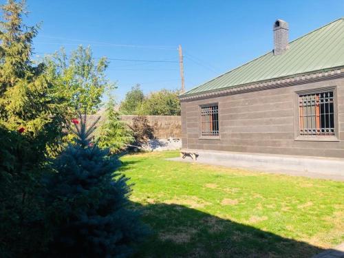 Cheerful 3-bedroom villa with pool in Ashtarak Cheerful 3-bedroom villa with pool in Ashtarak