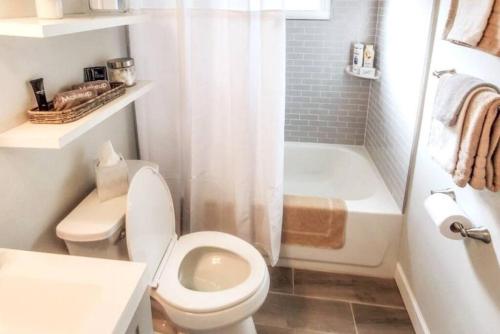 Bathroom, Happy 5400 - Centrally Located 2 bdrm 1 Bath Home in St Pete in Gulfport (FL) Bathroom, Happy 5400 - Centrally Located 2 bdrm 1 Bath Home in St Pete in Gulfport (FL)