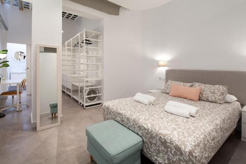 Loft next to calle Betis, best area of Seville-Sevillarooms
