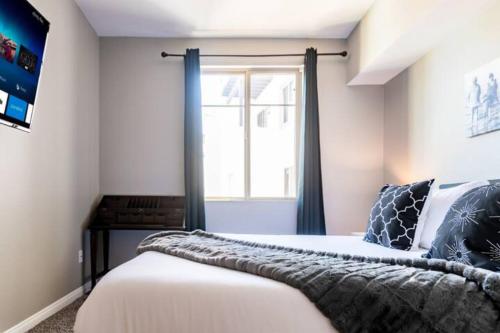 Resort Style King Bed Suite Near Beach w/Pool, Gym in Morena Resort Style King Bed Suite Near Beach w/Pool, Gym in Morena