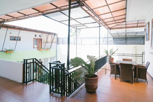 Balkong/terasse, Urbanview Hotel Griya Surya Malang by RedDoorz near Brawijaya museum Balkong/terasse, Urbanview Hotel Griya Surya Malang by RedDoorz near Brawijaya museum