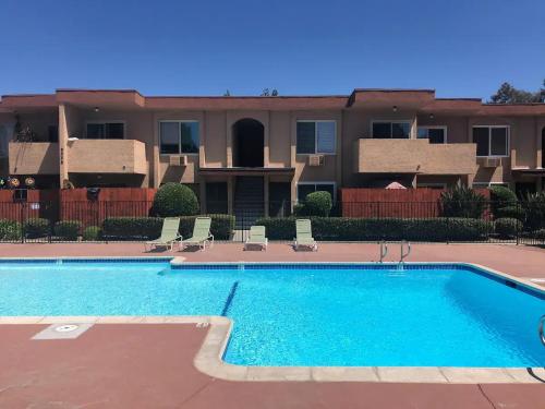 Modern 3-Beds Condo with Pool + AC + Free Parking in Miramar / Kearny Mesa Modern 3-Beds Condo with Pool + AC + Free Parking in Miramar / Kearny Mesa