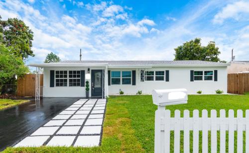 Perfectly located 4 bedroom home with pool in Emerald Hills Perfectly located 4 bedroom home with pool in Emerald Hills
