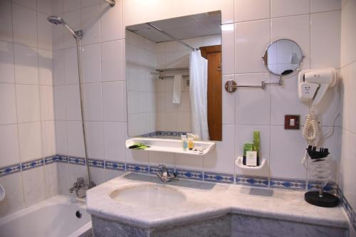 Bathroom, Al-Andalus Palace Golden قصر الاندلس الذهبى in Medina Bathroom, Al-Andalus Palace Golden قصر الاندلس الذهبى in Medina