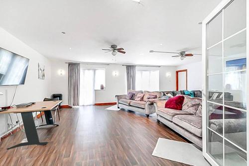Luxury 7 beds 5 baths detached house with parking in Luton Airport Luxury 7 beds 5 baths detached house with parking in Luton Airport