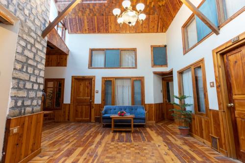 Lobby, MAYFLOWER (A HERITAGE SINCE 1965) in Old Manali Lobby, MAYFLOWER (A HERITAGE SINCE 1965) in Old Manali
