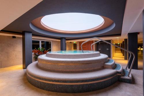 อ่างแช่น้ำร้อน, Hotel Helikon in เคสเซลี อ่างแช่น้ำร้อน, Hotel Helikon in เคสเซลี