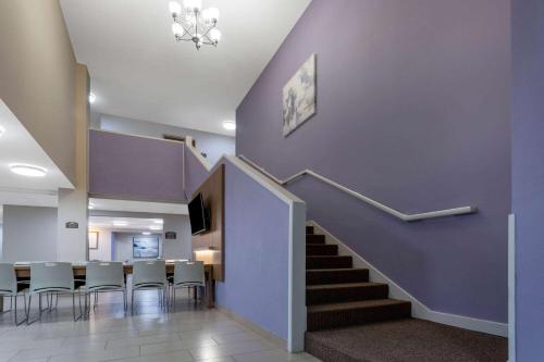 Előcsarnok, Microtel Inn & Suites by Wyndham Southern Pines / Pinehurst in Southern Pines Előcsarnok, Microtel Inn & Suites by Wyndham Southern Pines / Pinehurst in Southern Pines