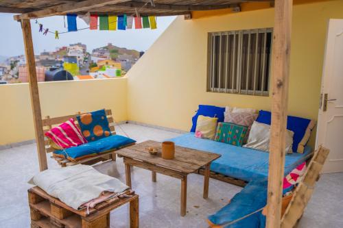 Балкон/терраса, Simabo's Backpackers' Hostel in Минделу Балкон/терраса, Simabo's Backpackers' Hostel in Минделу