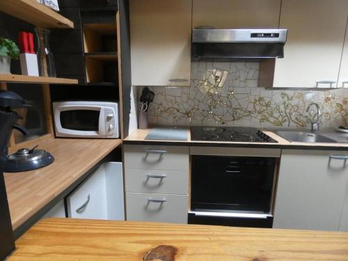 Kitchen, Gite l'Atelier Bois in Saint-Avit Kitchen, Gite l'Atelier Bois in Saint-Avit