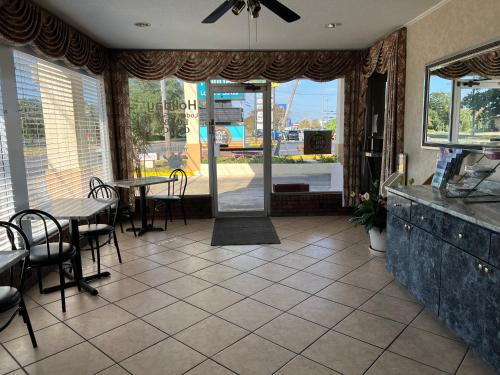 Előcsarnok, Hole Inn the Wall Hotel - Fort Walton Beach - Sunset Plaza - near Beaches & Hurlburt in Fort Walton Beach (Florida) Előcsarnok, Hole Inn the Wall Hotel - Fort Walton Beach - Sunset Plaza - near Beaches & Hurlburt in Fort Walton Beach (Florida)