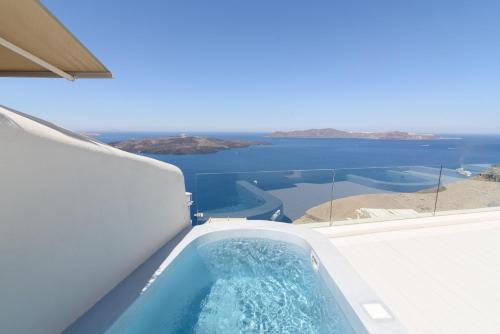 온 더 클리프 (On the Cliff) in 산토리니 온 더 클리프 (On the Cliff) in 산토리니