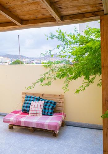 Балкон/терраса, Simabo's Backpackers' Hostel in Минделу Балкон/терраса, Simabo's Backpackers' Hostel in Минделу