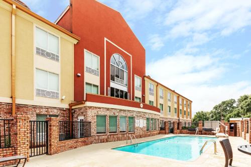 Piscina, Holiday Inn Express Hotel & Suites Lafayette South in Lafayette Airport Piscina, Holiday Inn Express Hotel & Suites Lafayette South in Lafayette Airport