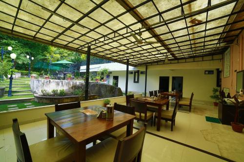 Restaurant, Hotel Shiv Villa in Muntele Abu Restaurant, Hotel Shiv Villa in Muntele Abu