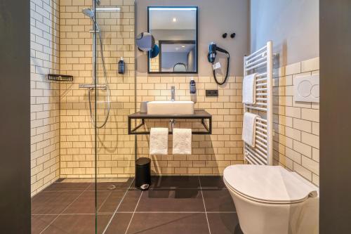 Bathroom, NYCE Hotel Ulm in Ulm Bathroom, NYCE Hotel Ulm in Ulm