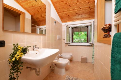 Bathroom, Casa Gerolamo - Happy Rentals in Esino Lario Bathroom, Casa Gerolamo - Happy Rentals in Esino Lario