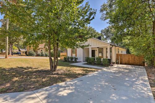 Updated Atlanta Home Near Downtown and Airport! in Browns Mill Park Updated Atlanta Home Near Downtown and Airport! in Browns Mill Park