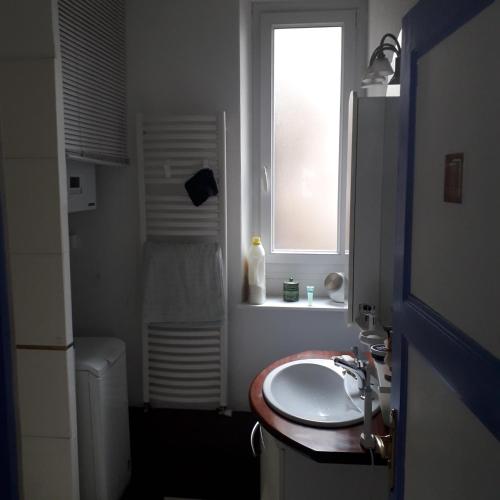 ห้องน้ำ, Chambre meublee au cœur de ville - chez l'habitant in เลอ เครอโซ ห้องน้ำ, Chambre meublee au cœur de ville - chez l'habitant in เลอ เครอโซ