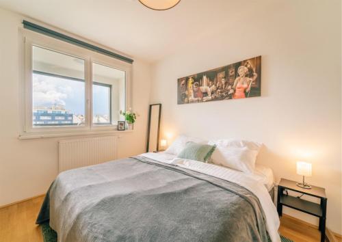 King Bed Home & Smart Tv 1 min to Metro