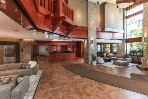 Lobby, The Crystal Lodge and Suites in Whistler (BC) Lobby, The Crystal Lodge and Suites in Whistler (BC)