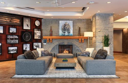 Lobby, The Crystal Lodge and Suites in Whistler (BC) Lobby, The Crystal Lodge and Suites in Whistler (BC)