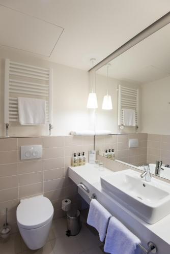 Bathroom, Raphael Hotel Walderhaus in Willhelmsburg Bathroom, Raphael Hotel Walderhaus in Willhelmsburg