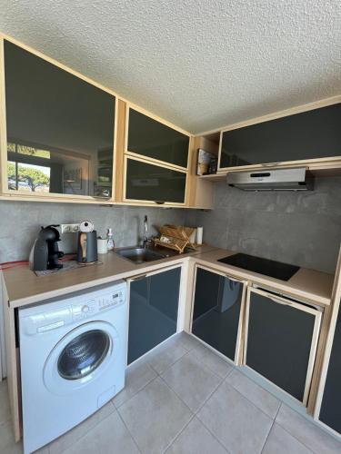 kuhinja, Le Studio de la Lagune studio cabine proche de la plage in Le Grau-du-Roi kuhinja, Le Studio de la Lagune studio cabine proche de la plage in Le Grau-du-Roi